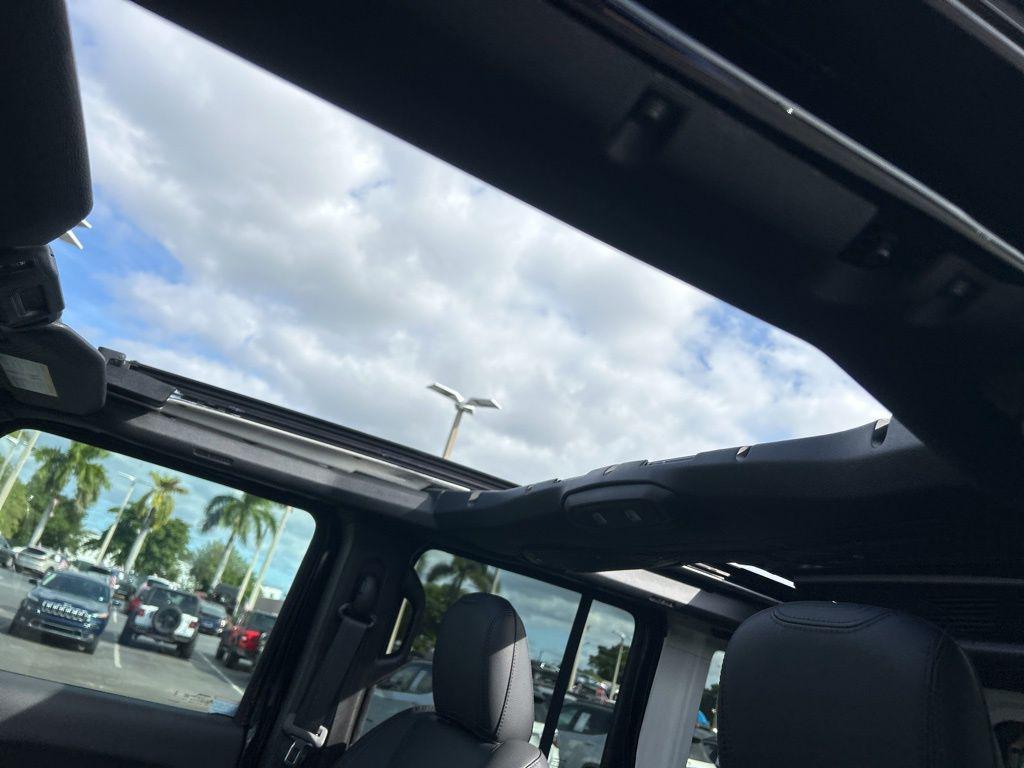 new 2025 Jeep Wrangler car, priced at $46,232