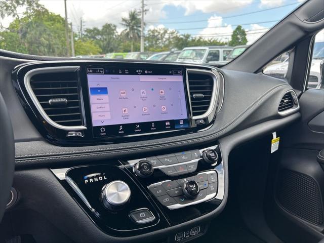new 2025 Chrysler Pacifica Hybrid car, priced at $47,713