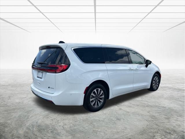 new 2025 Chrysler Pacifica Hybrid car, priced at $47,713
