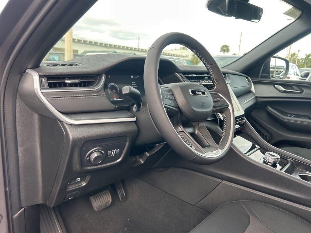 new 2025 Jeep Grand Cherokee car, priced at $37,012