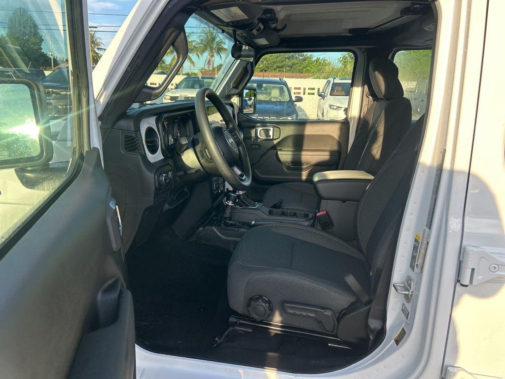 new 2025 Jeep Gladiator car, priced at $35,996