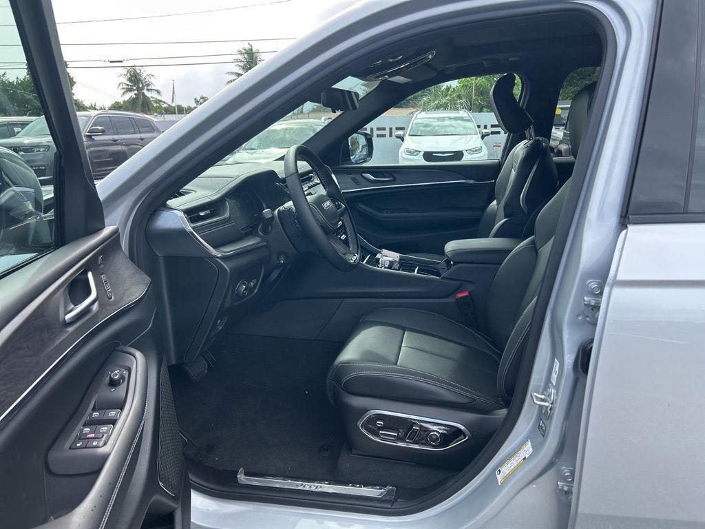new 2025 Jeep Grand Cherokee car, priced at $57,100