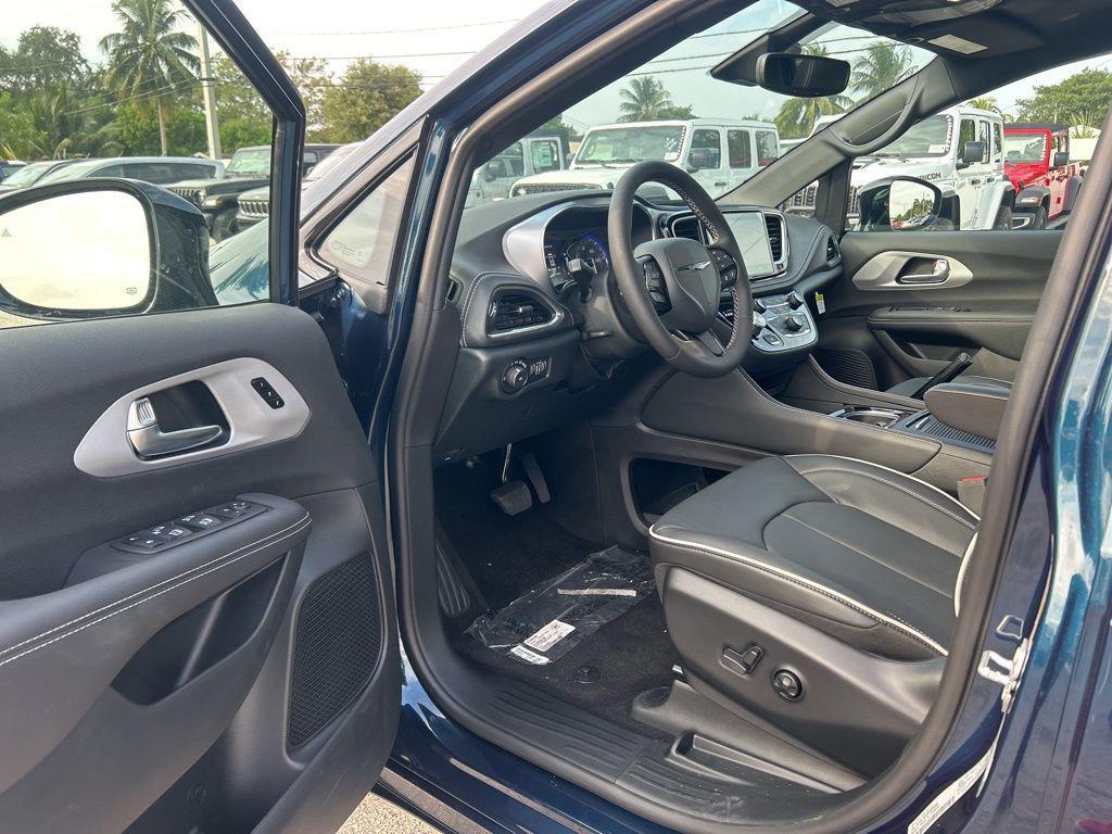 new 2025 Chrysler Pacifica car, priced at $43,084