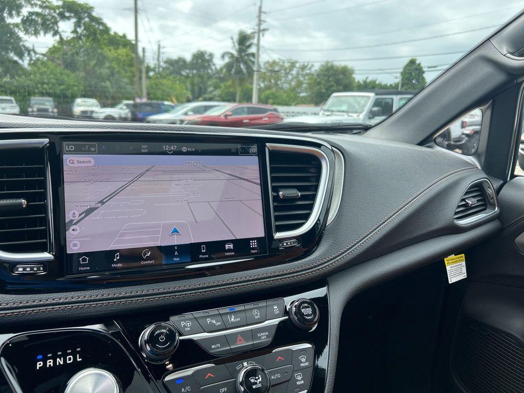 new 2025 Chrysler Pacifica car, priced at $45,913