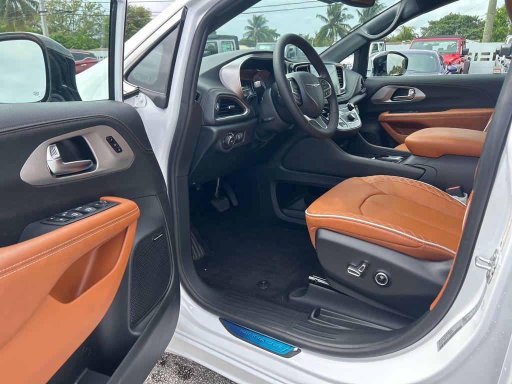 new 2025 Chrysler Pacifica car, priced at $45,913