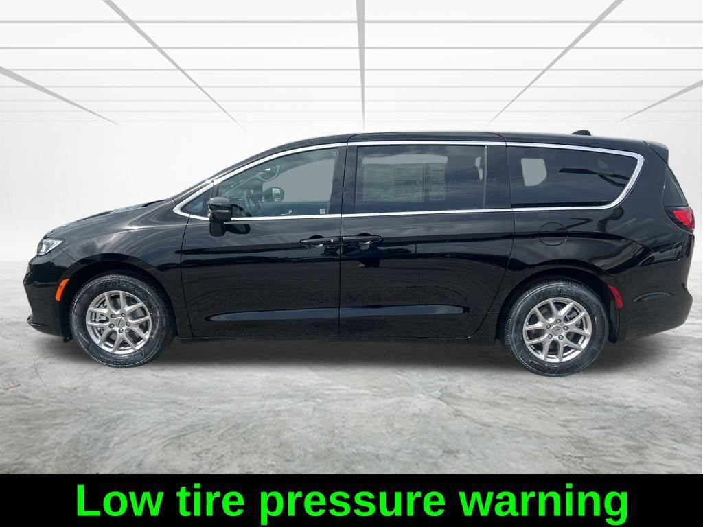 new 2025 Chrysler Pacifica car, priced at $35,348
