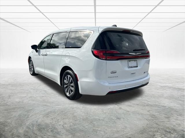 new 2025 Chrysler Pacifica Hybrid car, priced at $44,694