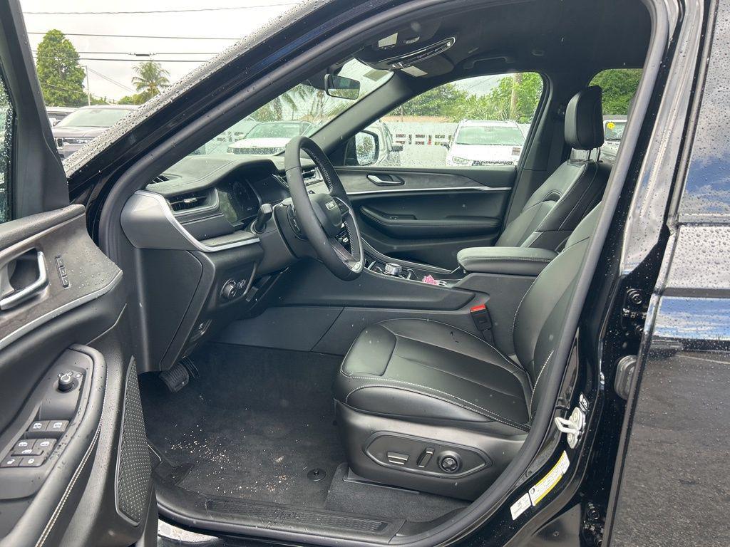 new 2025 Jeep Grand Cherokee car, priced at $40,676