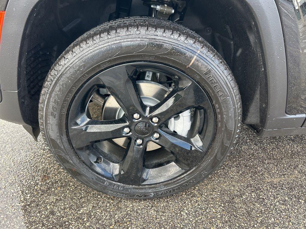 new 2025 Jeep Grand Cherokee car, priced at $40,676