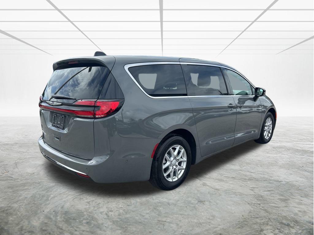 new 2025 Chrysler Pacifica car, priced at $35,174