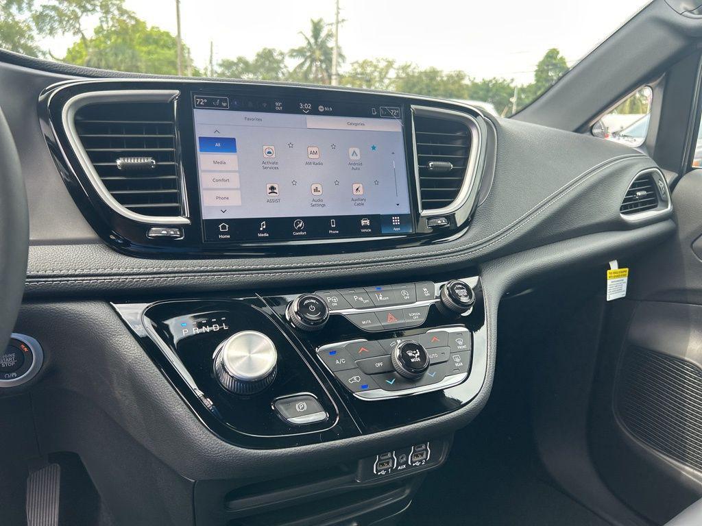 new 2025 Chrysler Pacifica car, priced at $35,174