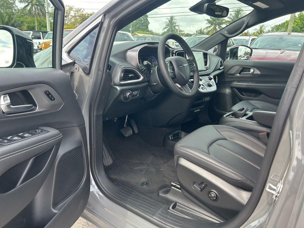 new 2025 Chrysler Pacifica car, priced at $35,174