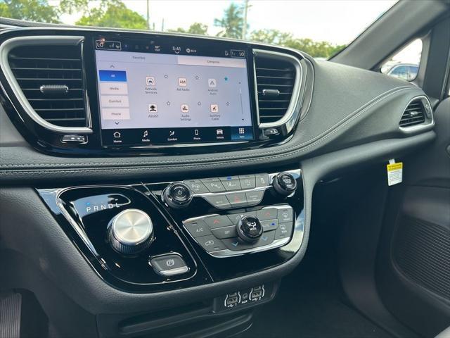 new 2025 Chrysler Pacifica car, priced at $40,152