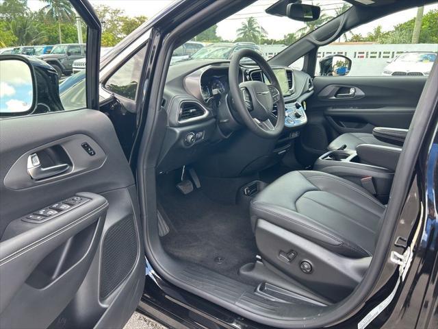new 2025 Chrysler Pacifica car, priced at $40,152