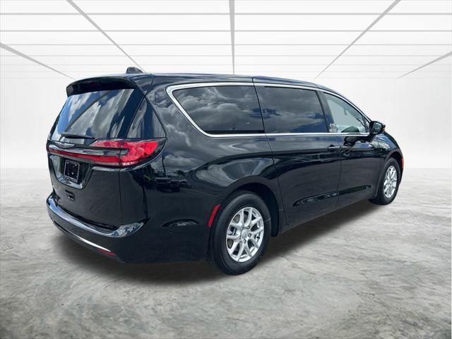 new 2025 Chrysler Pacifica car, priced at $40,152