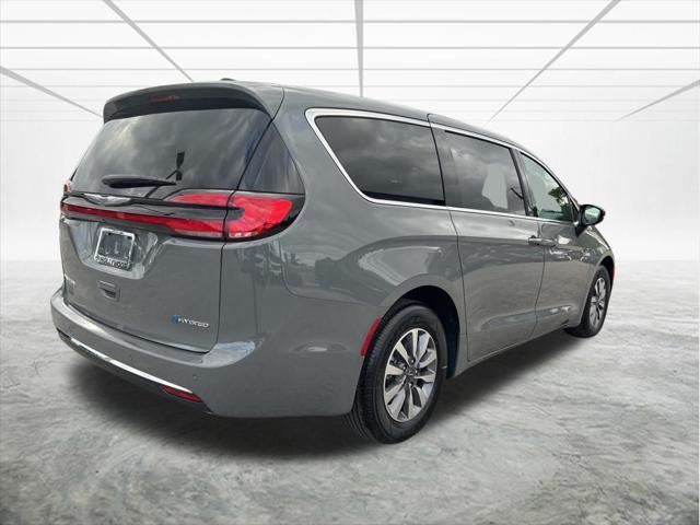 new 2025 Chrysler Pacifica Hybrid car, priced at $45,125