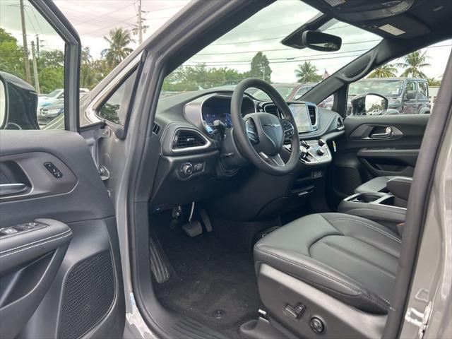 new 2025 Chrysler Pacifica Hybrid car, priced at $45,125