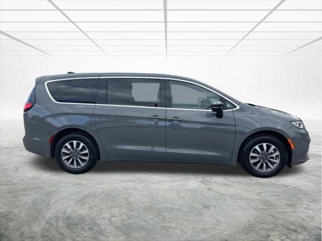 new 2025 Chrysler Pacifica Hybrid car, priced at $45,125