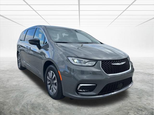 new 2025 Chrysler Pacifica Hybrid car, priced at $44,625