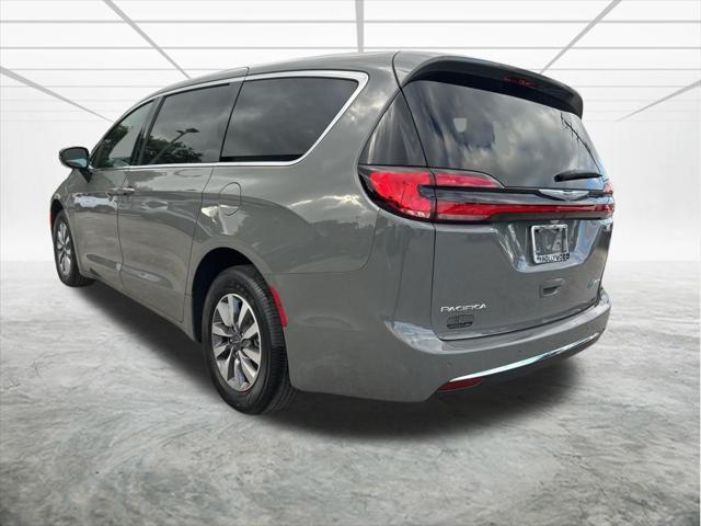 new 2025 Chrysler Pacifica Hybrid car, priced at $45,125