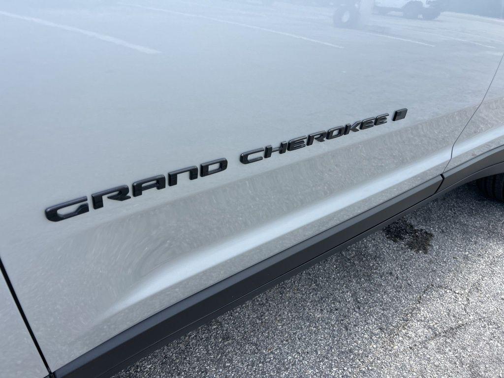 new 2025 Jeep Grand Cherokee car, priced at $40,246