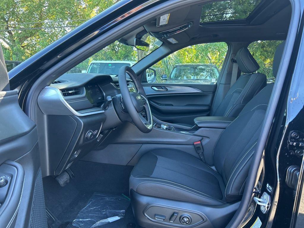 new 2025 Jeep Grand Cherokee car, priced at $33,722