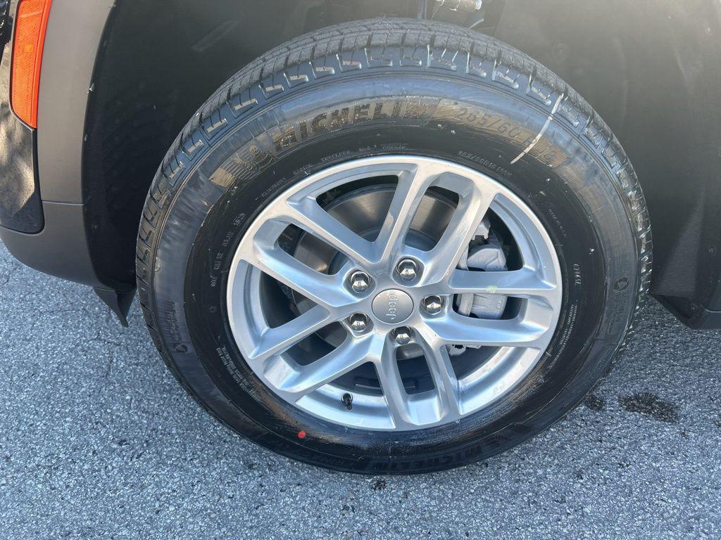 new 2025 Jeep Grand Cherokee car, priced at $33,722