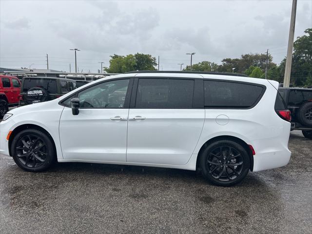 new 2024 Chrysler Pacifica car, priced at $53,963