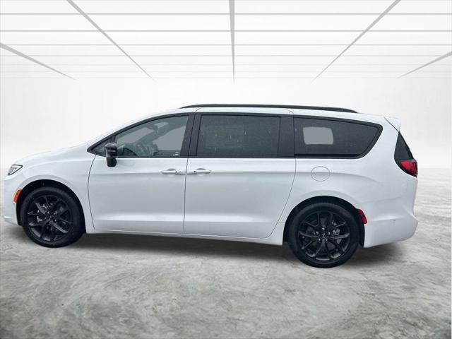 new 2024 Chrysler Pacifica car, priced at $44,007