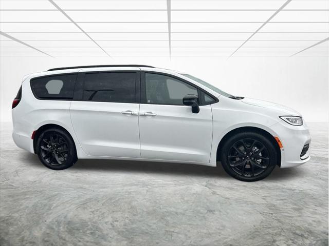 new 2024 Chrysler Pacifica car, priced at $44,007