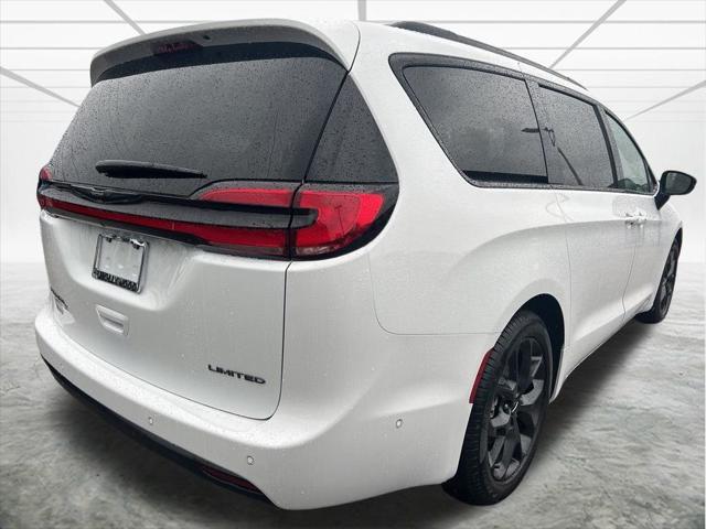 new 2024 Chrysler Pacifica car, priced at $44,007