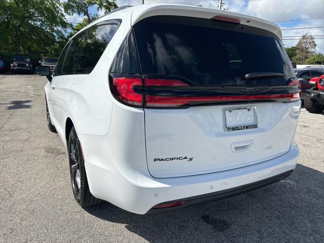 new 2024 Chrysler Pacifica car, priced at $43,224