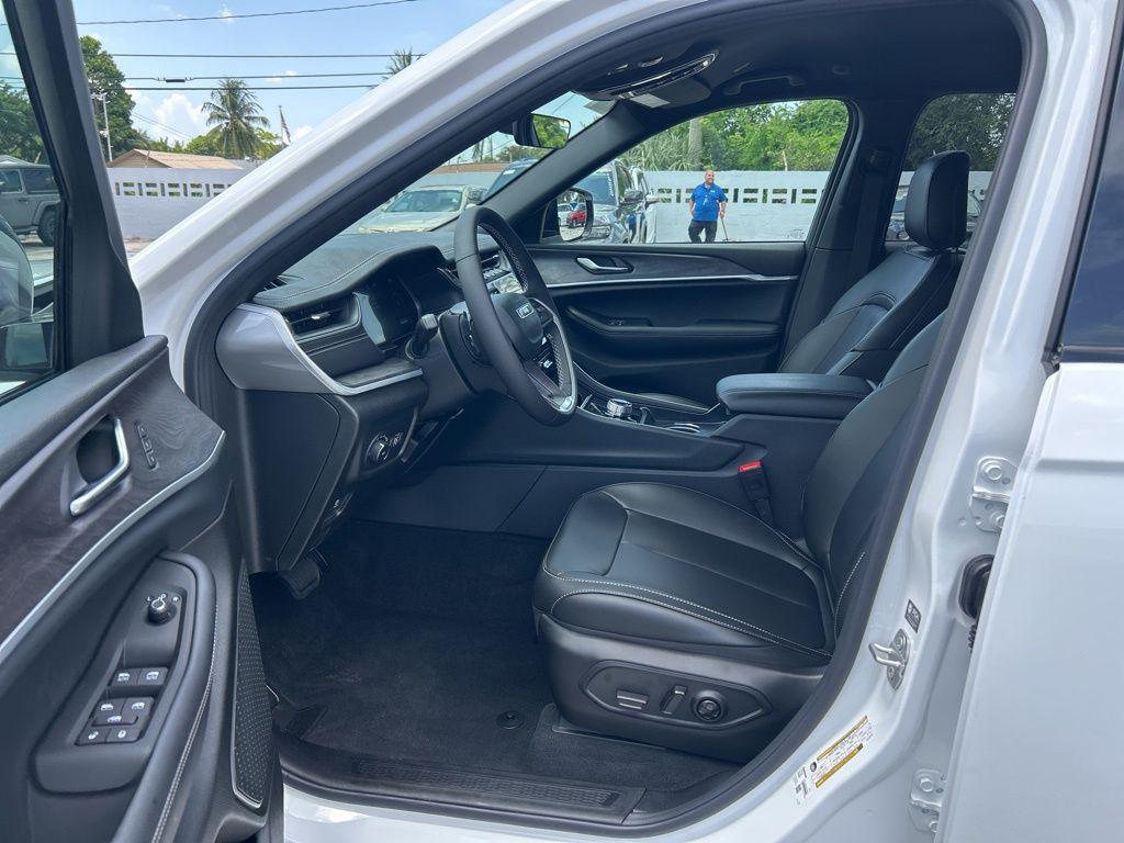 new 2025 Jeep Grand Cherokee car, priced at $39,722
