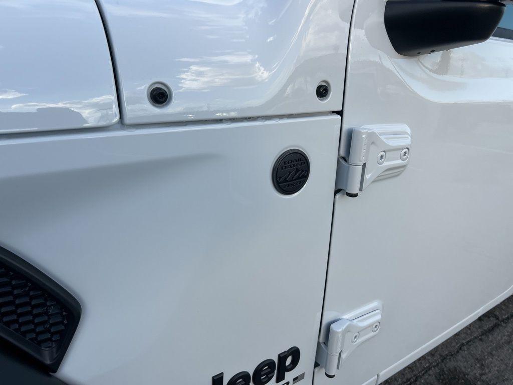 new 2025 Jeep Gladiator car, priced at $35,996