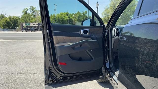new 2025 Kia Sorento car, priced at $47,095