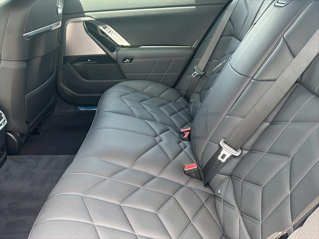 new 2025 BMW 760 car, priced at $130,570