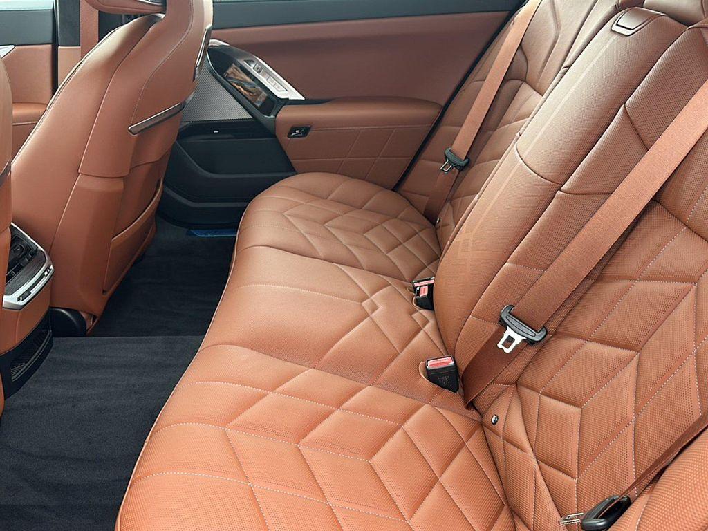 new 2025 BMW 760 car, priced at $133,455