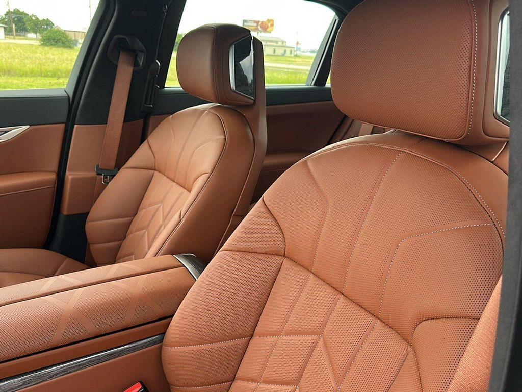 new 2025 BMW 760 car, priced at $133,455