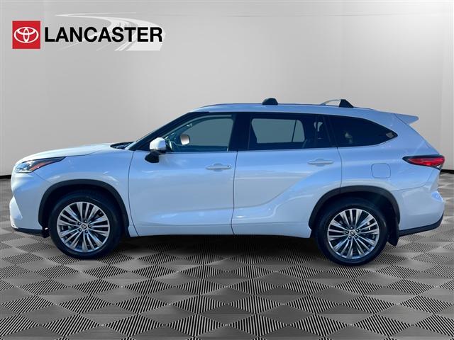 used 2023 Toyota Highlander car, priced at $42,998