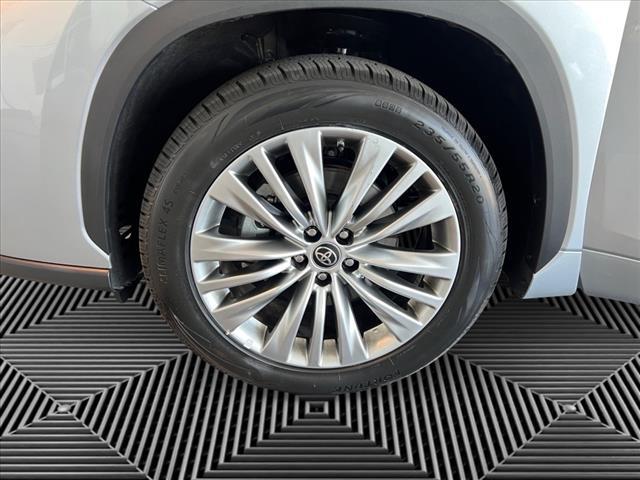 used 2022 Toyota Highlander car, priced at $39,499