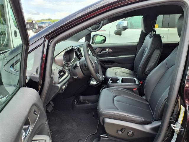 new 2025 Chrysler Pacifica car, priced at $40,325