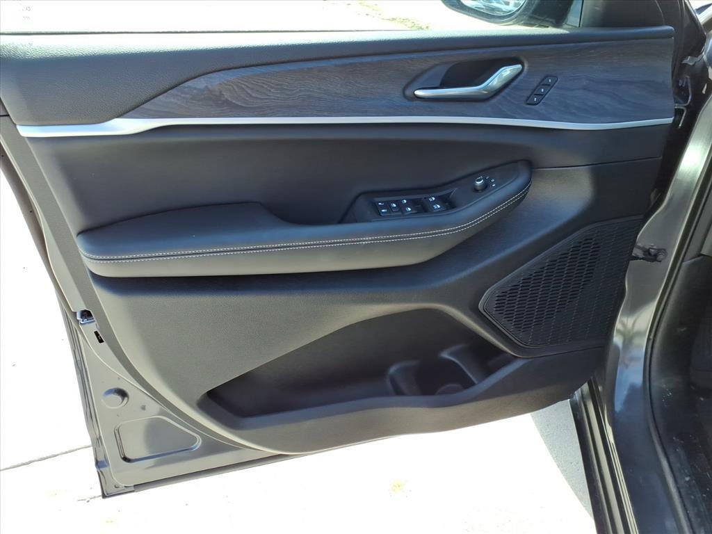 new 2025 Jeep Grand Cherokee car, priced at $37,232