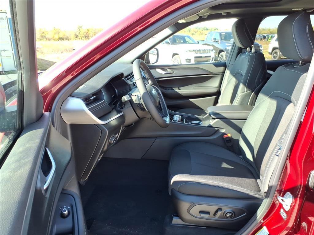 new 2025 Jeep Grand Cherokee car, priced at $37,999