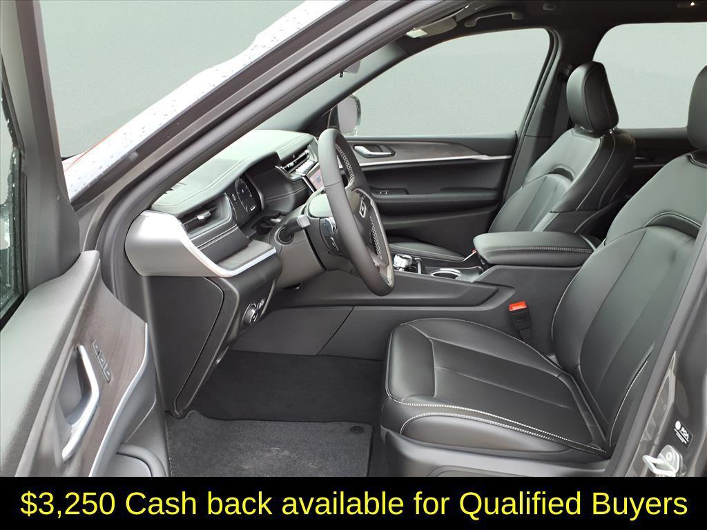 new 2025 Jeep Grand Cherokee car, priced at $42,732