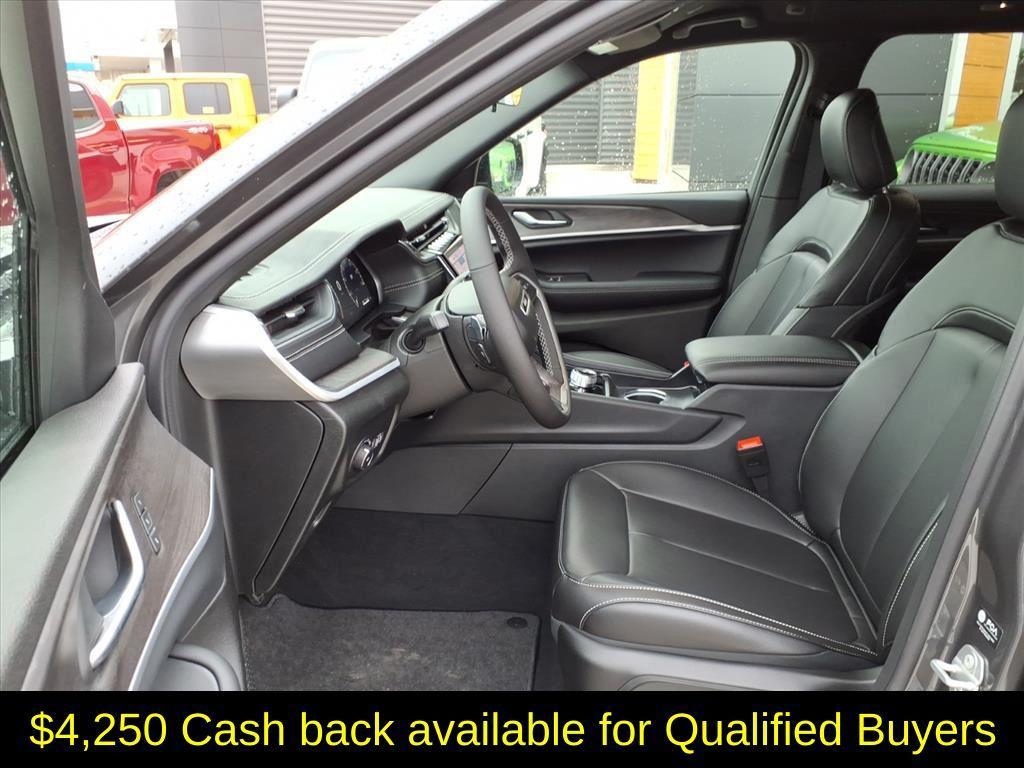 new 2025 Jeep Grand Cherokee car, priced at $40,732