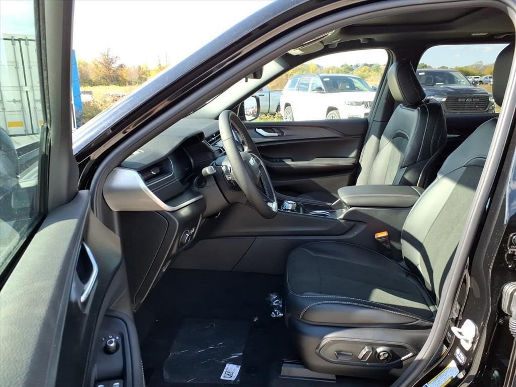 new 2025 Jeep Grand Cherokee car, priced at $40,225