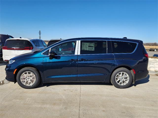 new 2025 Chrysler Pacifica car, priced at $38,821