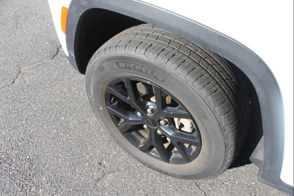 used 2024 Jeep Grand Cherokee car, priced at $32,577