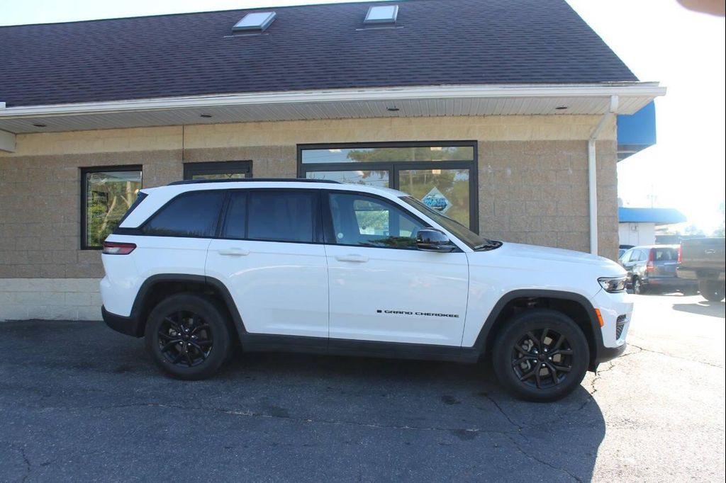 used 2024 Jeep Grand Cherokee car, priced at $32,577