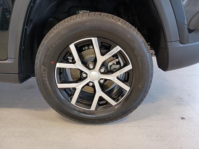 new 2025 Jeep Grand Cherokee car, priced at $49,180